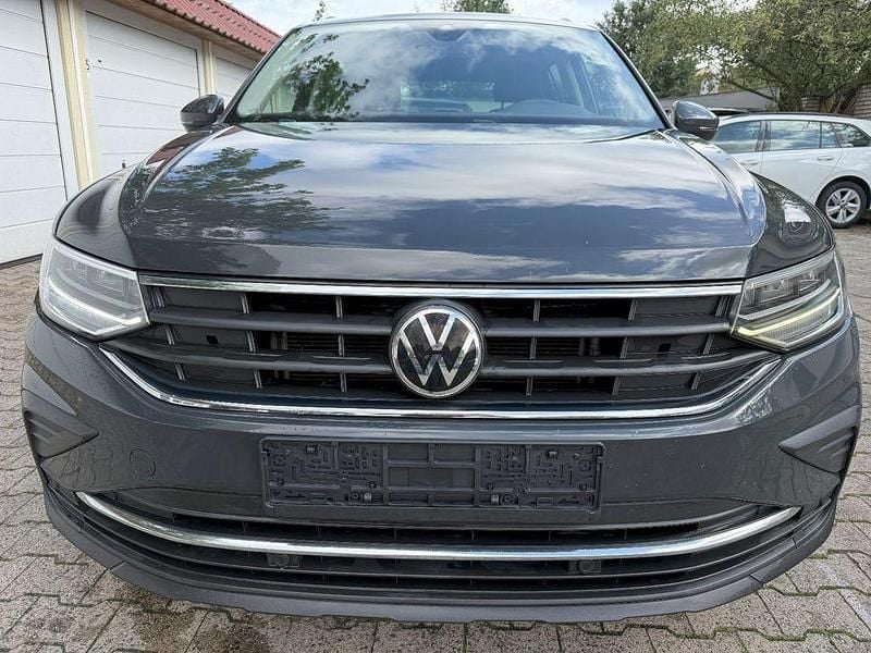 Grau Gebraucht 2021 VW Tiguan Life SUV | 17.900 € (Superpreis) - Bild 1/4