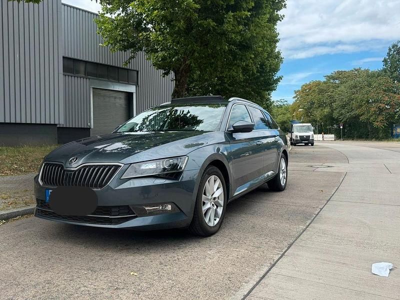 Grau Gebraucht 2018 Skoda Superb Style Kombi | 13.299 € (Superpreis) - Bild 1/4
