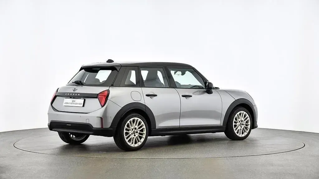 Gebraucht Mini Cooper Favoured 156 PS (114 kW) 2024 Silber Kleinwagen