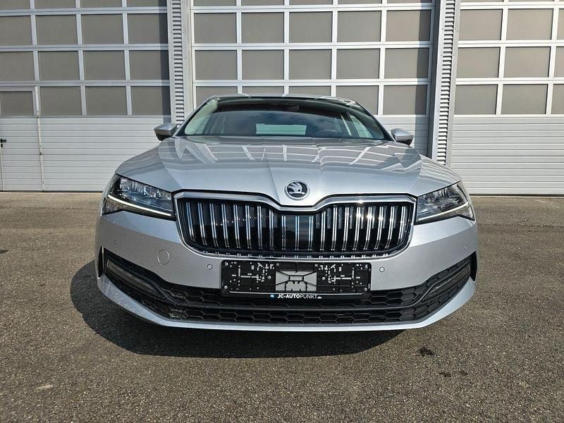 Gebraucht Skoda Superb Ambition 150 PS (110 kW) 2023 Brillantsilber Limousine