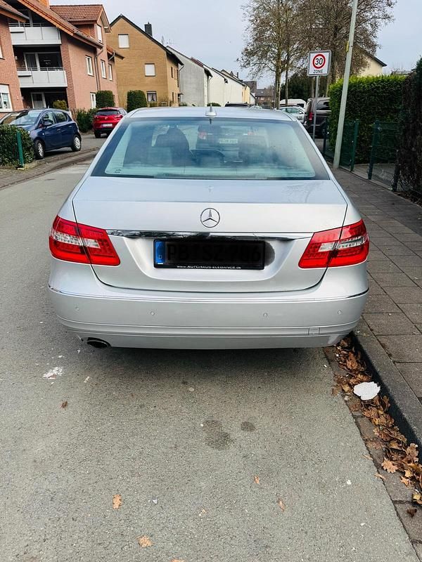 Gebraucht Mercedes E200 Avantgarde 184 PS (135 kW) 2011 Silber Limousine