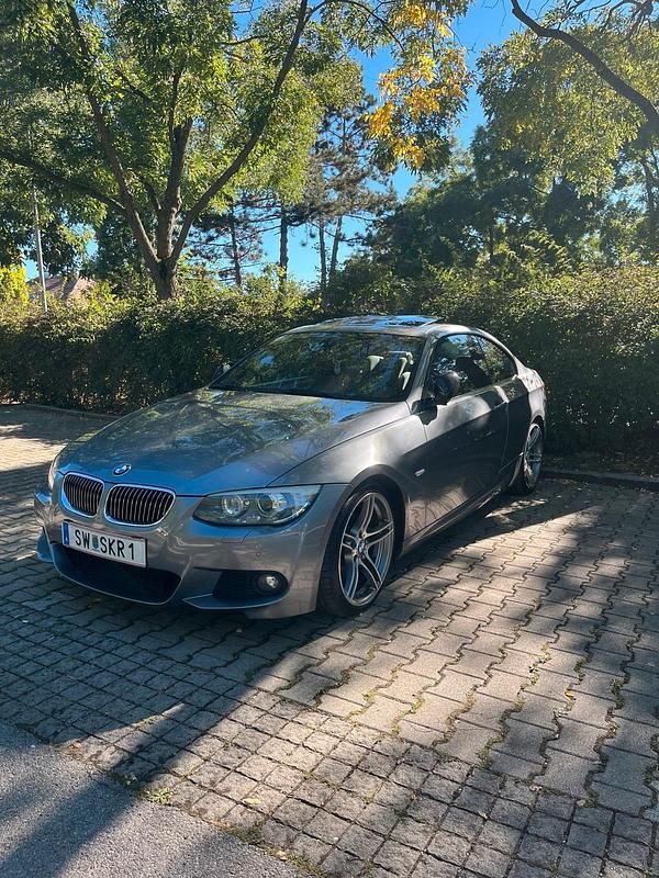 Grau Gebraucht 2012 BMW 325 Shadowline Coupé | 14.999 € (Etwas zu teuer) - Bild 1/4