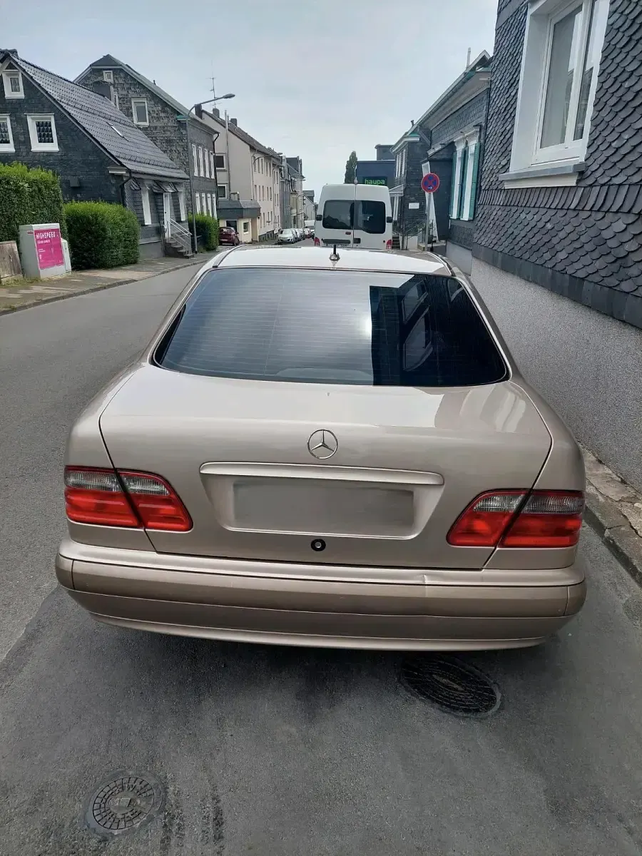 Gebraucht Mercedes E200 136 PS (100 kW) 2000 Beige Limousine