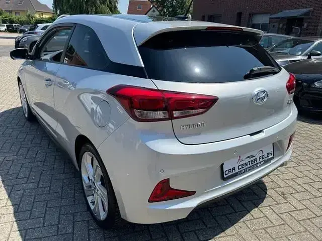 Gebraucht Hyundai i20 Style 101 PS (74 kW) 2016 Silber Coupé