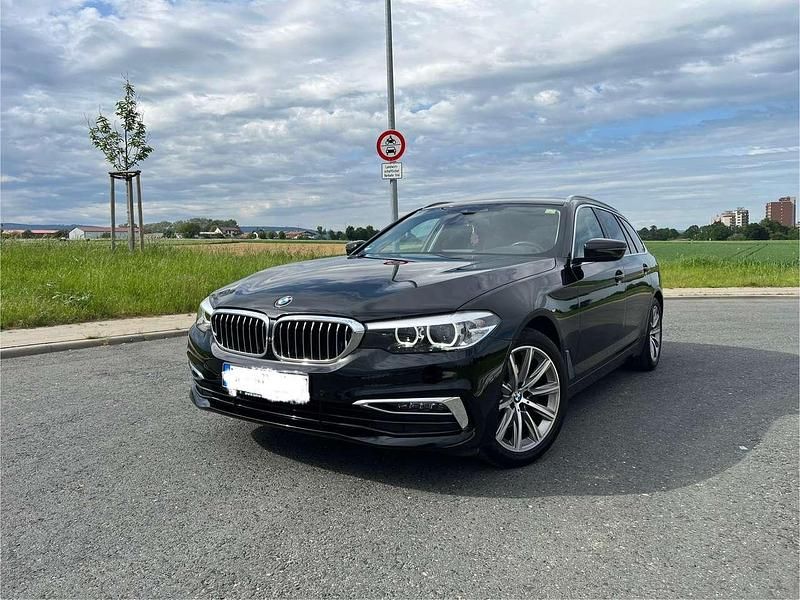Schwarz Gebraucht 2019 BMW 520 Luxury Line Kombi | 22.999 € (Fairer Preis) - Bild 1/4