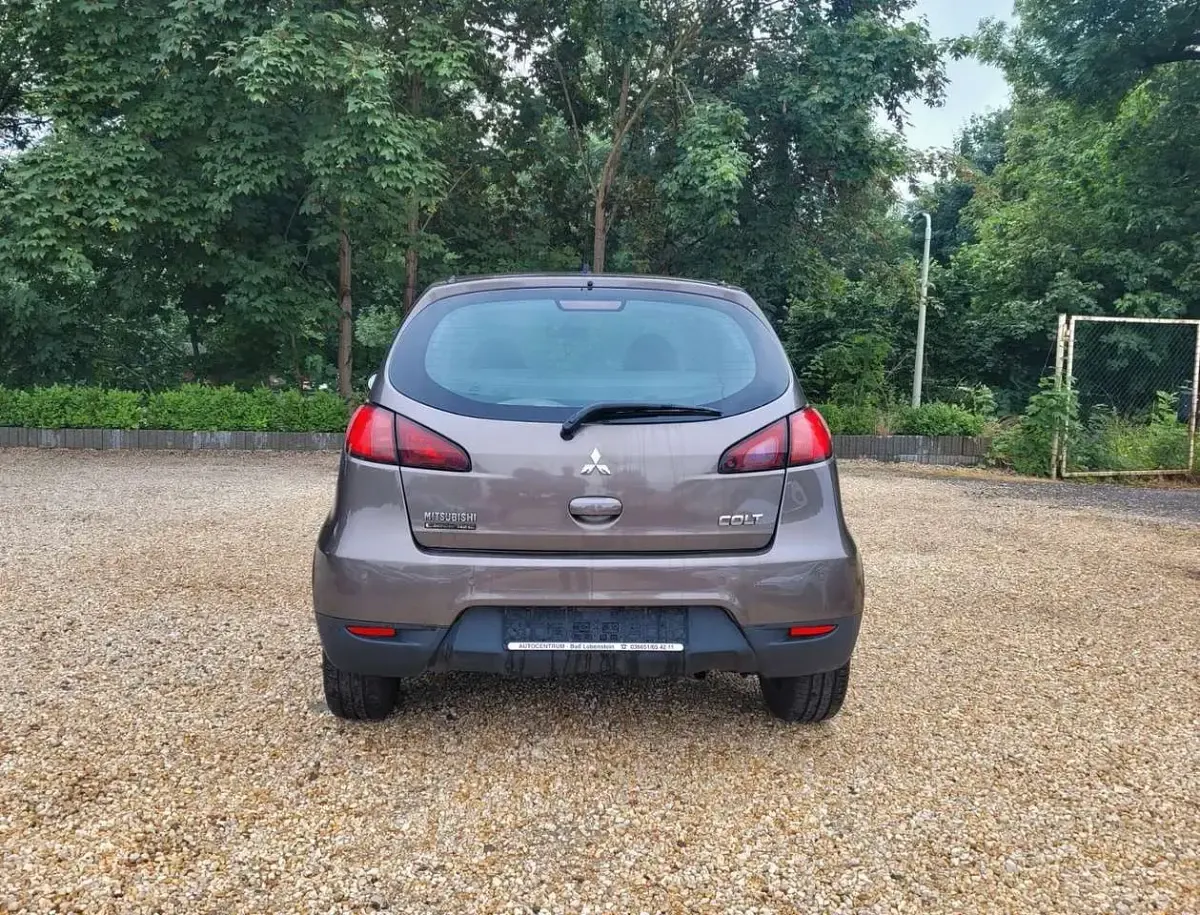 Gebraucht Mitsubishi Colt 95 PS (69 kW) 2011 Granitbraun (m) Kleinwagen