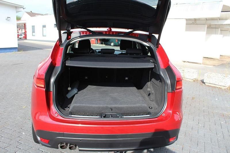 Gebraucht Jaguar F-Pace Ingenium 179 PS (131 kW) 2018 Rot SUV