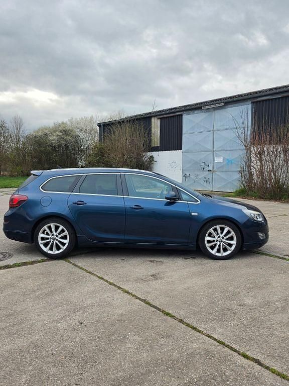 Gebraucht Opel Astra 179 PS (131 kW) 2011 Blau Kombi
