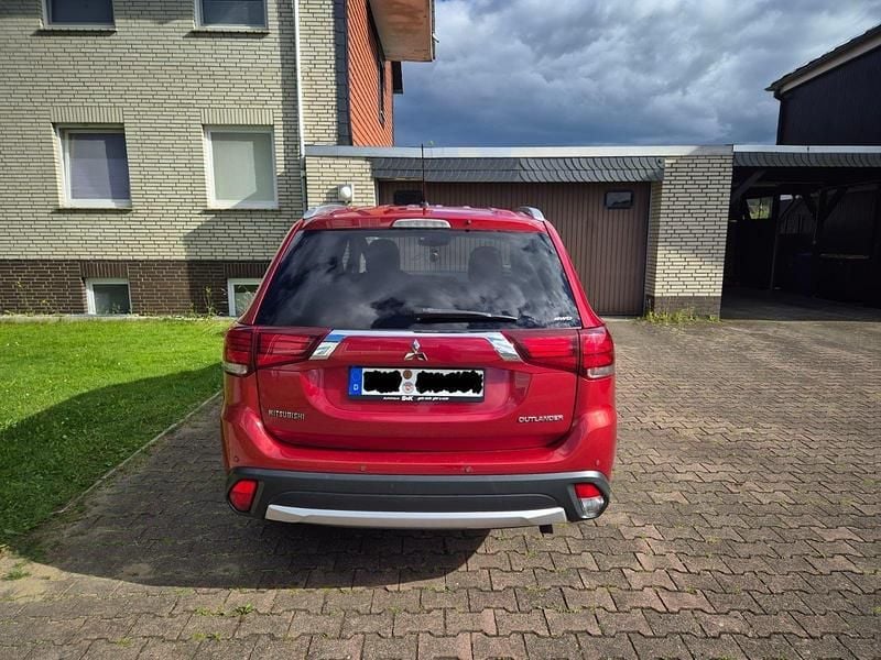 Rot Gebraucht 2016 Mitsubishi Outlander SUV | 14.990 € (Teuer) - Bild 1/4