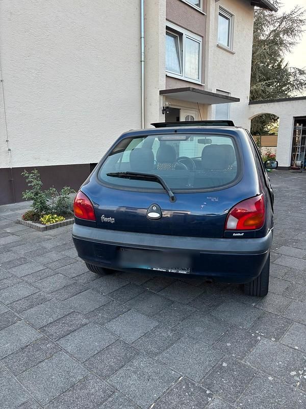 Blau Gebraucht 2001 Ford Fiesta Kleinwagen | 599 € (Fairer Preis) - Bild 1/4