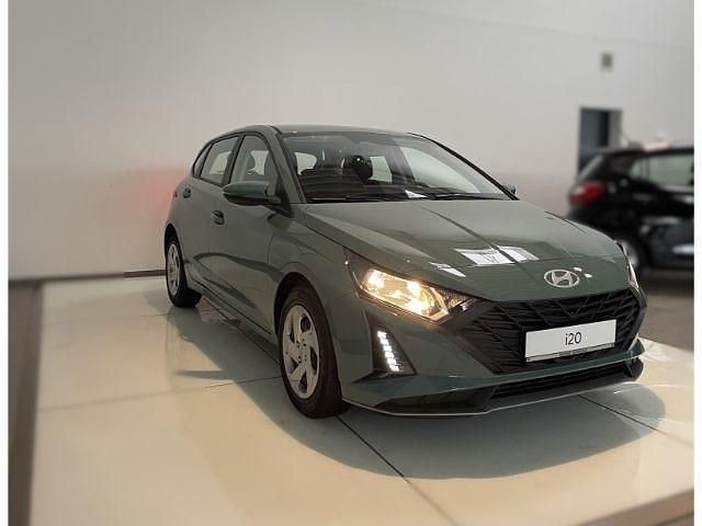 Neu Hyundai i20 Select 79 PS (58 kW) 2025 Mangrove green / mic Limousine