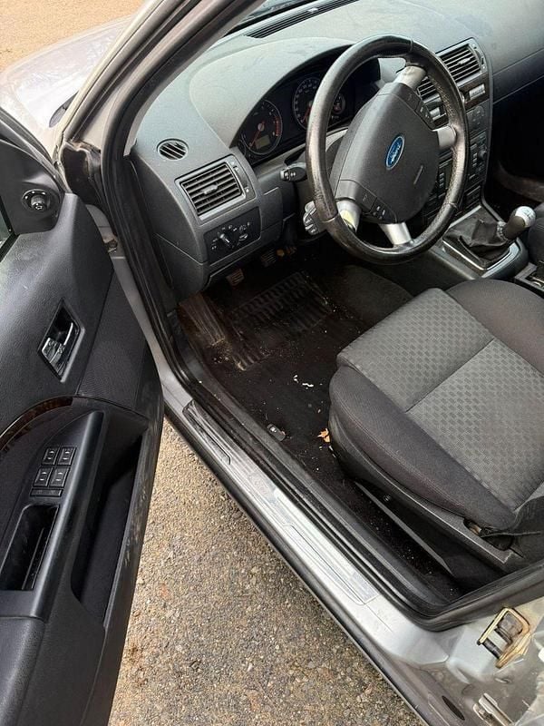 Usado Ford Mondeo Ambiente 125 CV (91 kW) 2006 Plateado Familiar