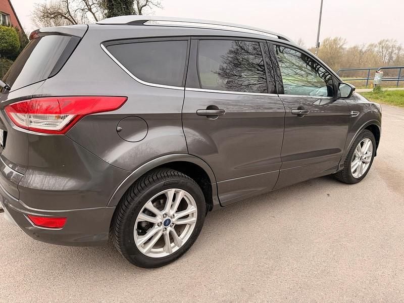 Gebraucht Ford Kuga Titanium 179 PS (131 kW) 2016 Grau SUV