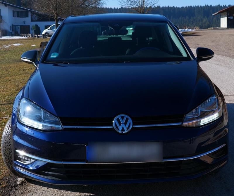 Blau Gebraucht 2019 VW Golf VII IQ Drive Kleinwagen | 17.900 € (Guter Preis) - Bild 1/4