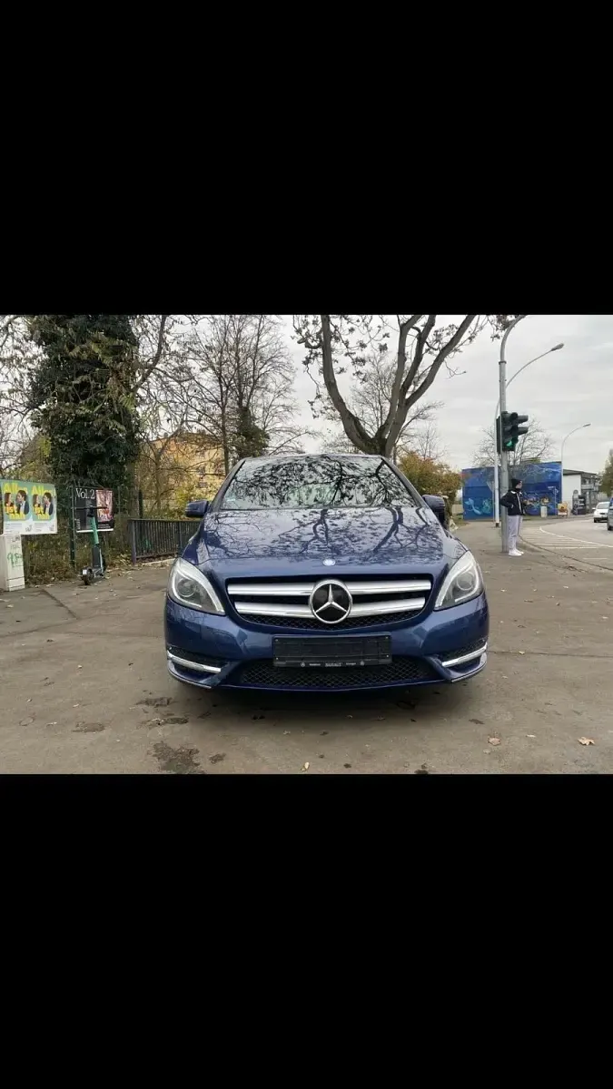 Gebraucht Mercedes B180 2012 Blau Kleinwagen