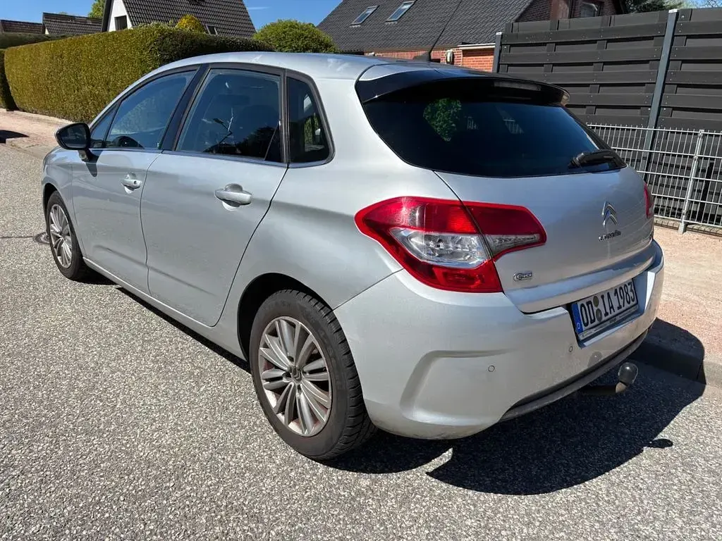 Gebraucht Citroën C4 SELECTION 99 PS (72 kW) 2013 Silber Limousine