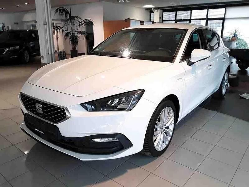 Weiß Gebraucht 2021 Seat Leon XCELLENCE Limousine | 13.890 € (Superpreis) - Bild 1/4