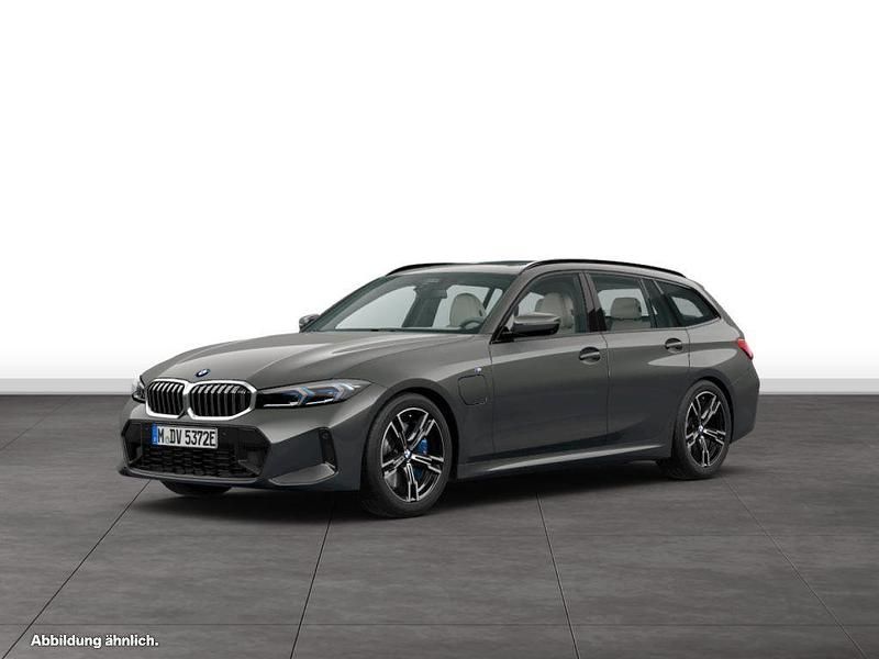 Dravitgrau metallic Gebraucht 2024 BMW 330e Comfort Edition Kombi | 55.744 € - Bild 1/4