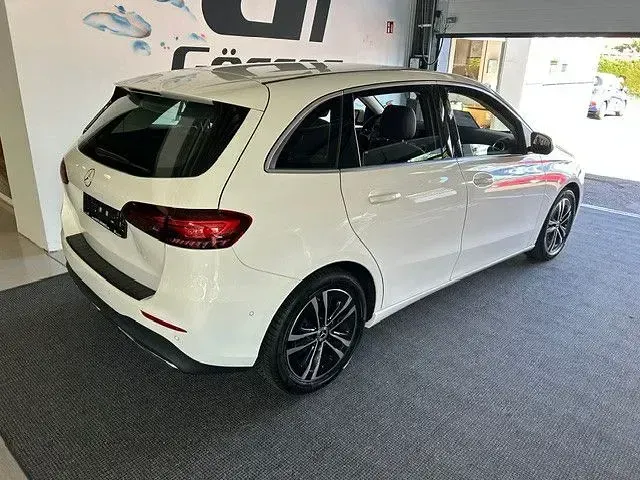 Gebraucht Mercedes B180 Progressive 136 PS (100 kW) 2023 Weiß Van / Kleinbus