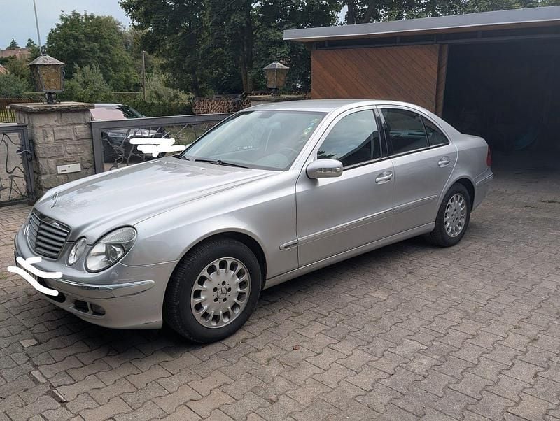 Silber Gebraucht 2005 Mercedes E200 Elegance Limousine | 4.250 € (Superpreis) - Bild 1/4