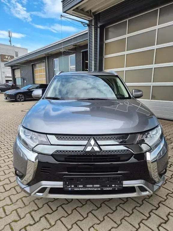Gebraucht Mitsubishi Outlander P-HEV Basis 135 PS (99 kW) 2021 Grau SUV