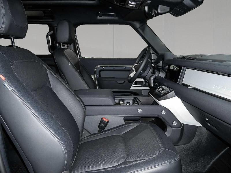 Gebraucht Land Rover Defender SE Dynamic 202 PS (148 kW) 2023 Pangea green SUV