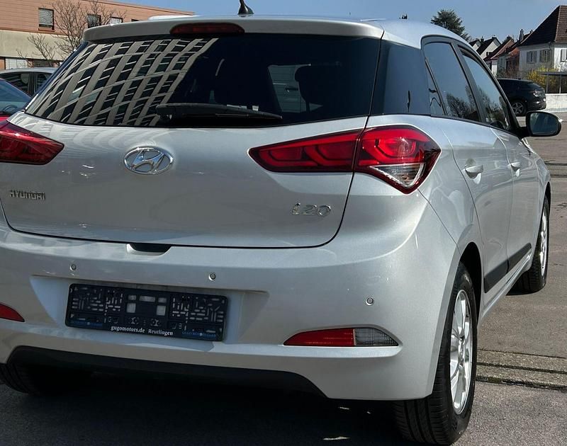 Gebraucht Hyundai i20 Passion 101 PS (74 kW) 2016 Silber Kleinwagen