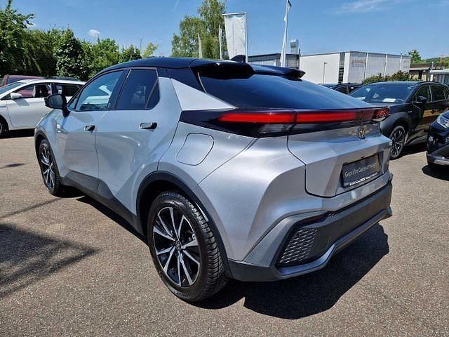 Gebraucht Toyota C-HR Team 140 PS (102 kW) 2023 Shimmering silver metallic / dach schwarz SUV