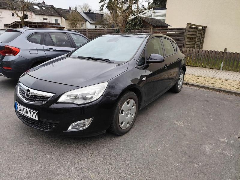 Gebraucht Opel Astra Selection 116 PS (85 kW) 2011 Schwarz Limousine