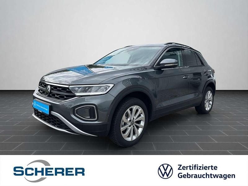 Indiumgrau metallic (metallic) Gebraucht 2025 VW T-Roc Life SUV | 28.580 € (Superpreis) - Bild 1/4