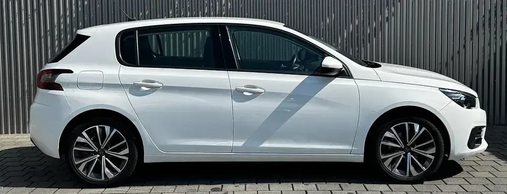 Gebraucht Peugeot 308 Active 131 PS (96 kW) 2021 Weiß Limousine