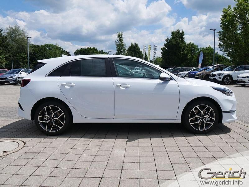 Neu Kia Ceed 140 PS (102 kW) 2025 Carraraweiß Kleinwagen