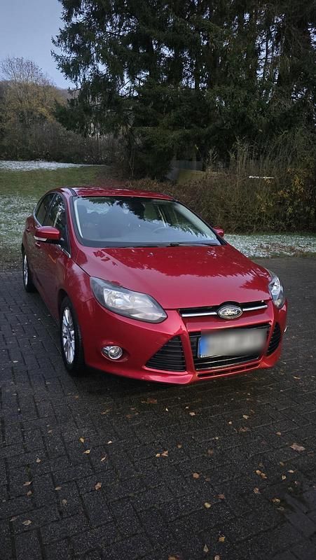 Rot Gebraucht 2011 Ford Focus Limousine | 2.500 € (Superpreis) - Bild 1/4