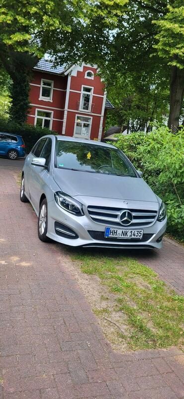Silber Gebraucht 2015 Mercedes B180 Van / Kleinbus | 12.000 € - Bild 1/4