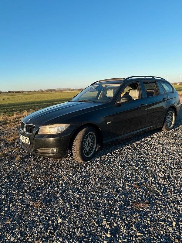 Gebraucht BMW 320 177 PS (130 kW) 2009 Schwarz Kombi