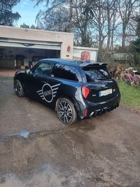Schwarz Gebraucht 2024 Mini John Cooper Works Kleinwagen | 29.000 € (Guter Preis) - Bild 1/3