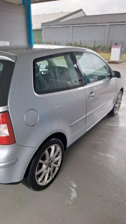 Gebraucht VW Polo Basis 75 PS (55 kW) 2003 Silber Kleinwagen