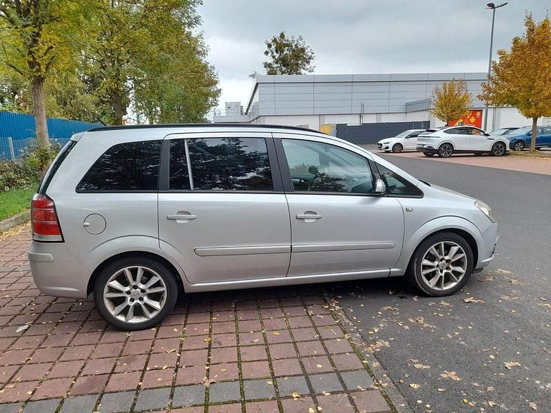 Grau Gebraucht 2007 Opel Zafira Edition Van / Kleinbus | 4.800 € (Teuer) - Bild 1/4