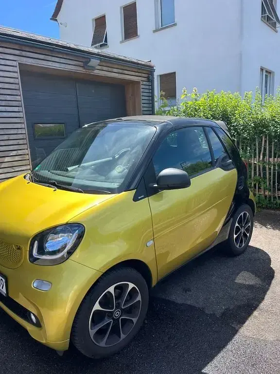 Gebraucht Smart ForTwo Cabrio Passion 71 PS (52 kW) 2017 Gelb Cabrio