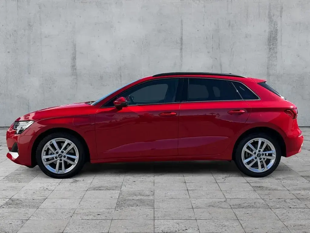 Używany Audi A3 Advanced 204 KM (150 kW) 2025 Czerwony Sedan/Limuzyna