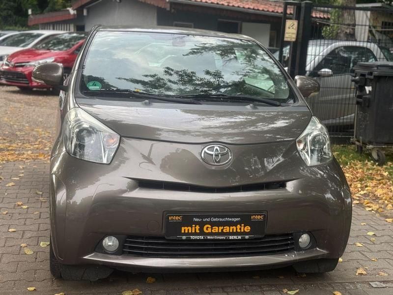 Grau Gebraucht 2009 Toyota iQ Kleinwagen | 4.499 € (Fairer Preis) - Bild 1/4