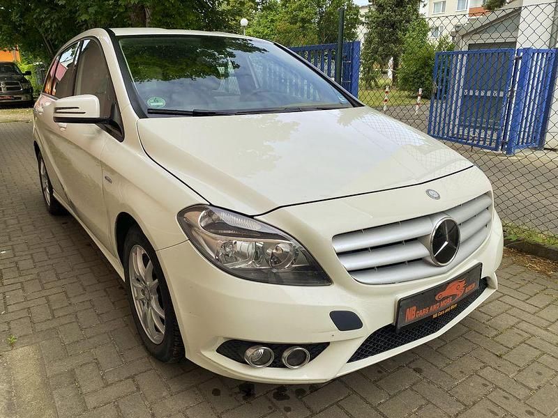 Weiß Gebraucht 2012 Mercedes B180 Van / Kleinbus | 5.490 € (Fairer Preis) - Bild 1/4