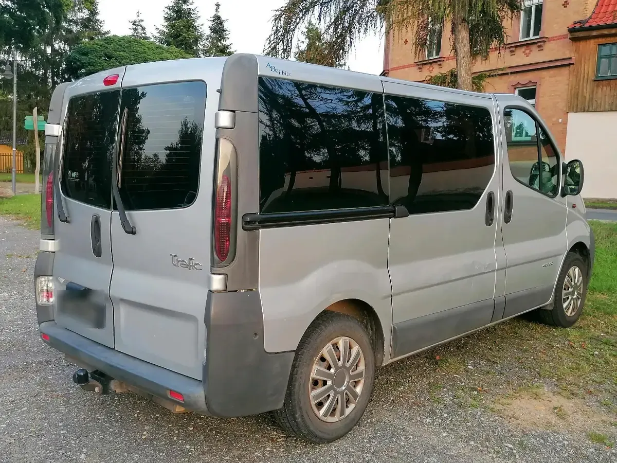 Gebraucht Renault Trafic 101 PS (74 kW) 2005 Silber Van / Kleinbus