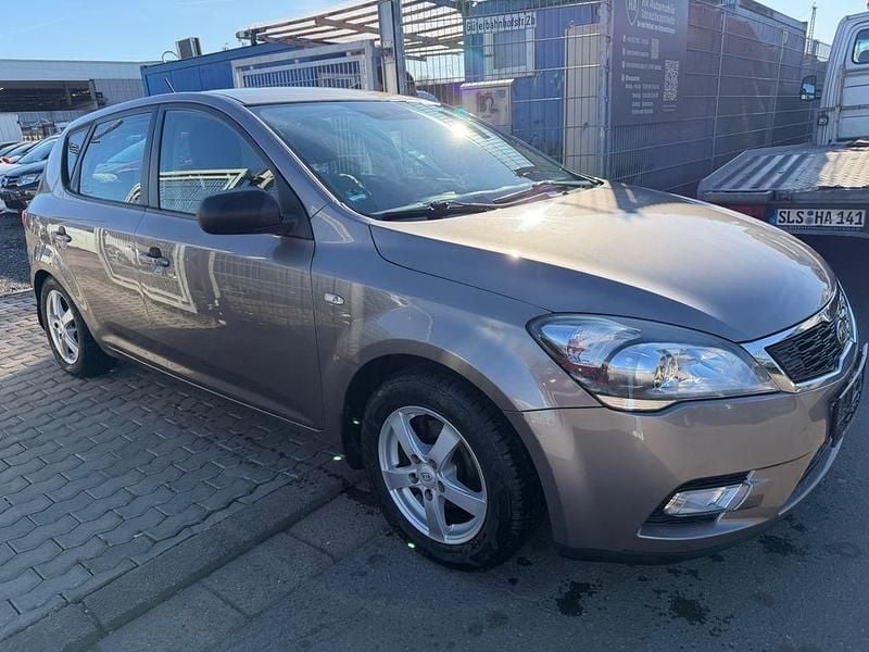 Gebraucht Kia Ceed 109 PS (80 kW) 2011 Beige Kleinwagen