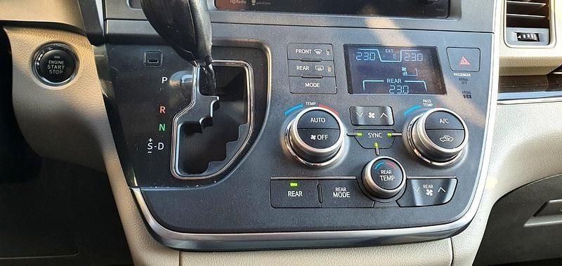 Gebraucht Toyota Sienna XLE 270 PS (198 kW) 2016 Blau Van / Kleinbus