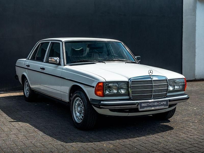 Second-hand Mercedes 250 1979 Alb Berlinǎ