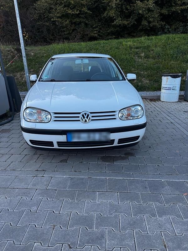 Weiß Gebraucht 2003 VW Golf IV Kleinwagen | 1.600 € (Fairer Preis) - Bild 1/4
