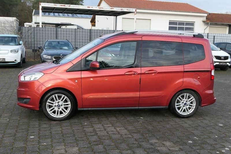 Gebraucht Ford Tourneo Courier Titanium 101 PS (74 kW) 2014 Rot Van / Kleinbus
