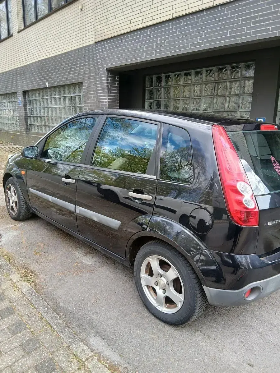 Używany Ford Fiesta 69 KM (50 kW) 2006 Niebieski Hatchback