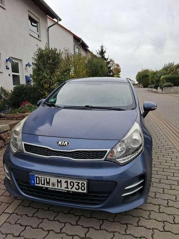 Blau Gebraucht 2015 Kia Rio Spirit Kleinwagen | 8.400 € (Fairer Preis) - Bild 1/4
